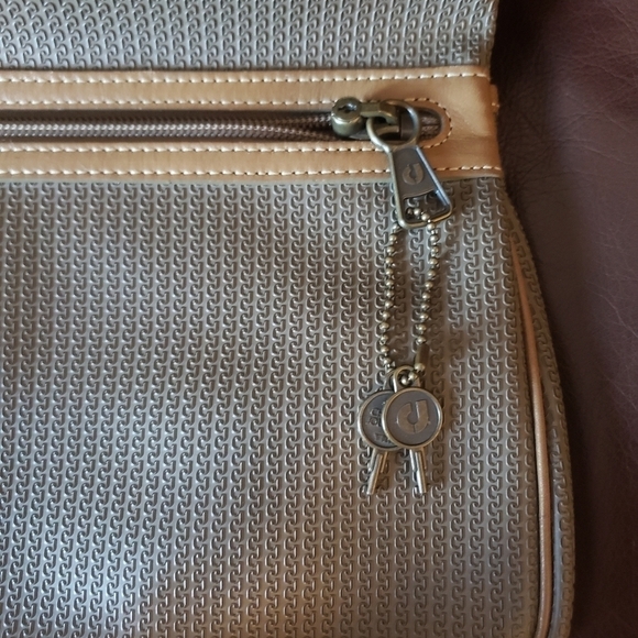 Charles Jourdan Actif Clutch - Picture 4 of 11